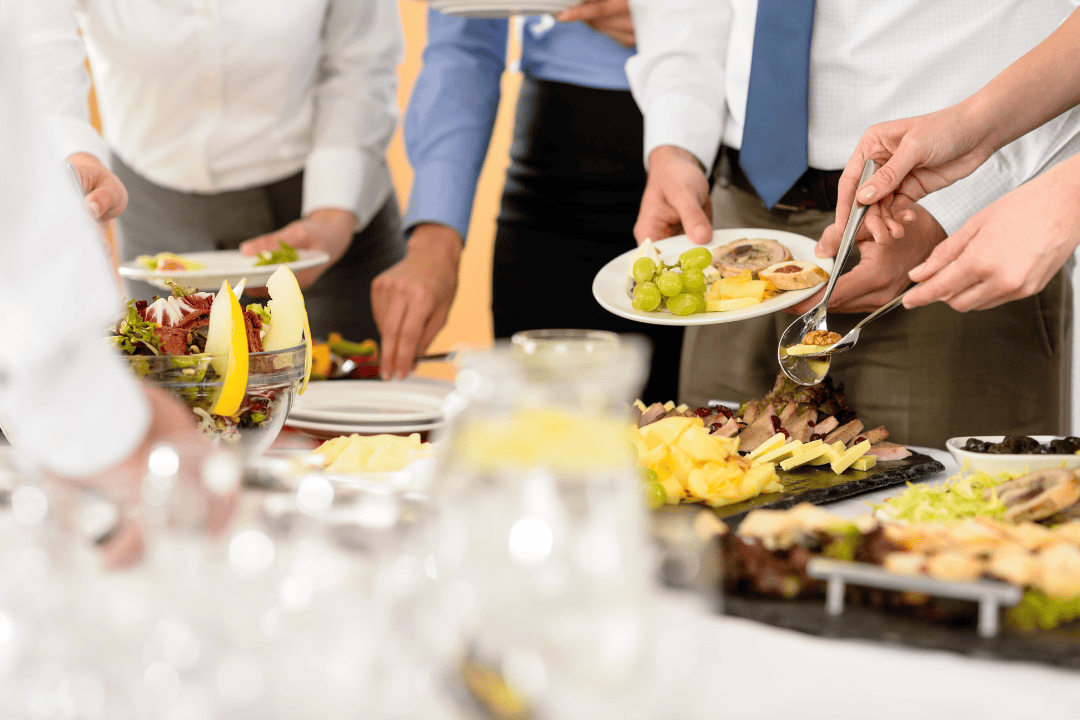 Menschen die sich an einem schmackhaften Buffet von einem Catering bedienen